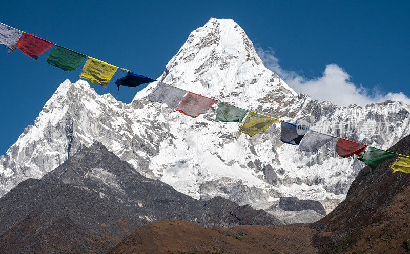 从尼泊尔萨加玛塔国家公园看，世界上最美丽的山脉之一，ama Dablam山(6812米)前悬挂着祈祷旗。